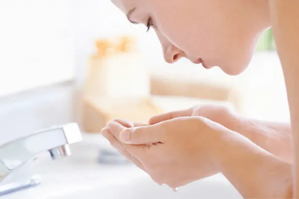 ¿Más es mejor?: cuántas veces conviene lavarse la cara al día