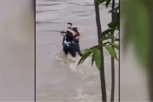 Video: el último abrazo de tres amigos antes de morir ahogados por las inundaciones en Italia