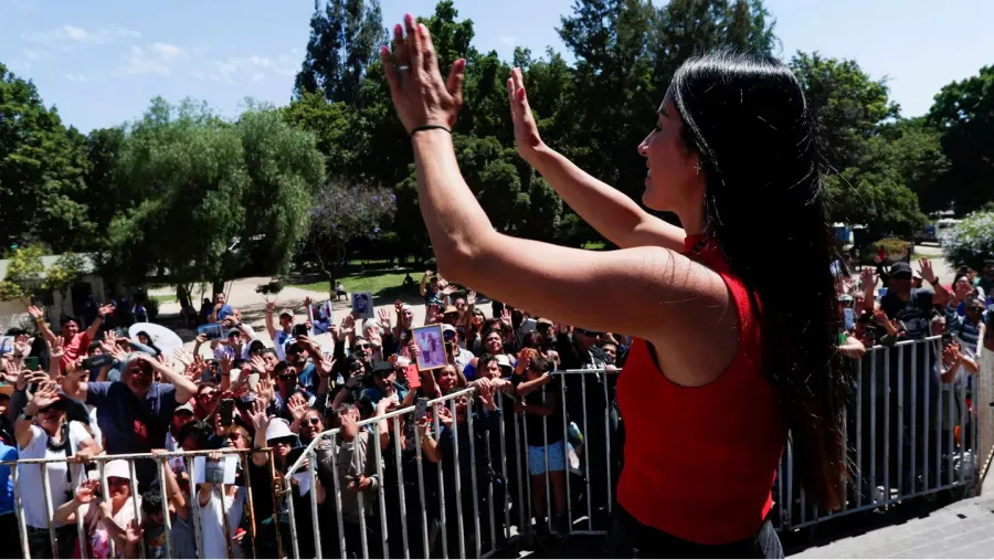 Decenas de fieles recibieron a Leda en Chile.