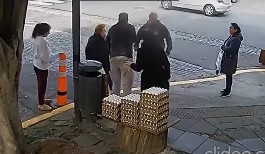 Momentos previos a la agresión: la mujer discute con el vendedor.