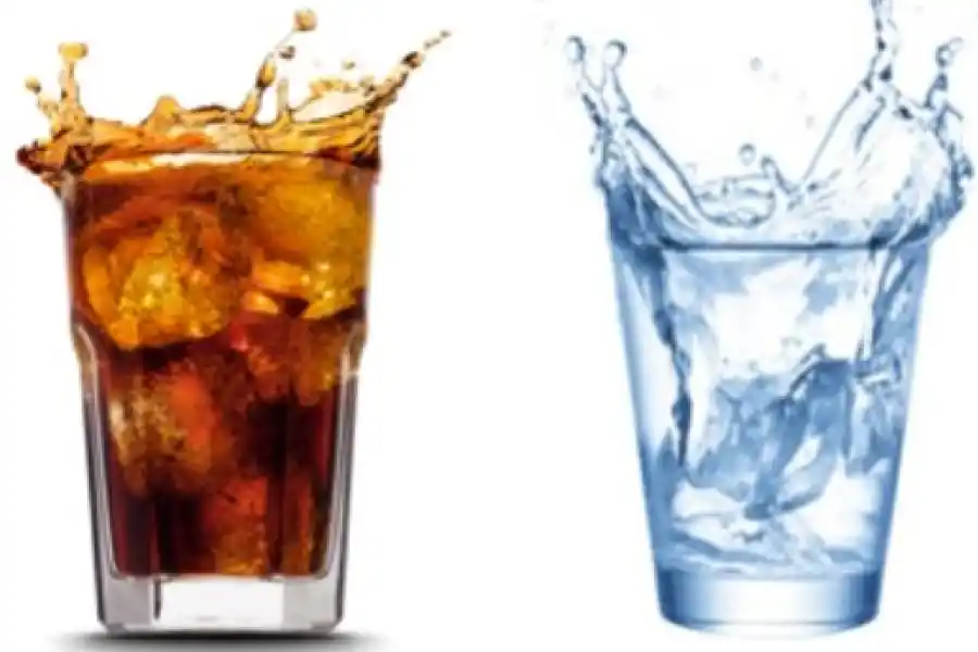 El agua es un mejor reemplazo de las bebidas azucaradas.