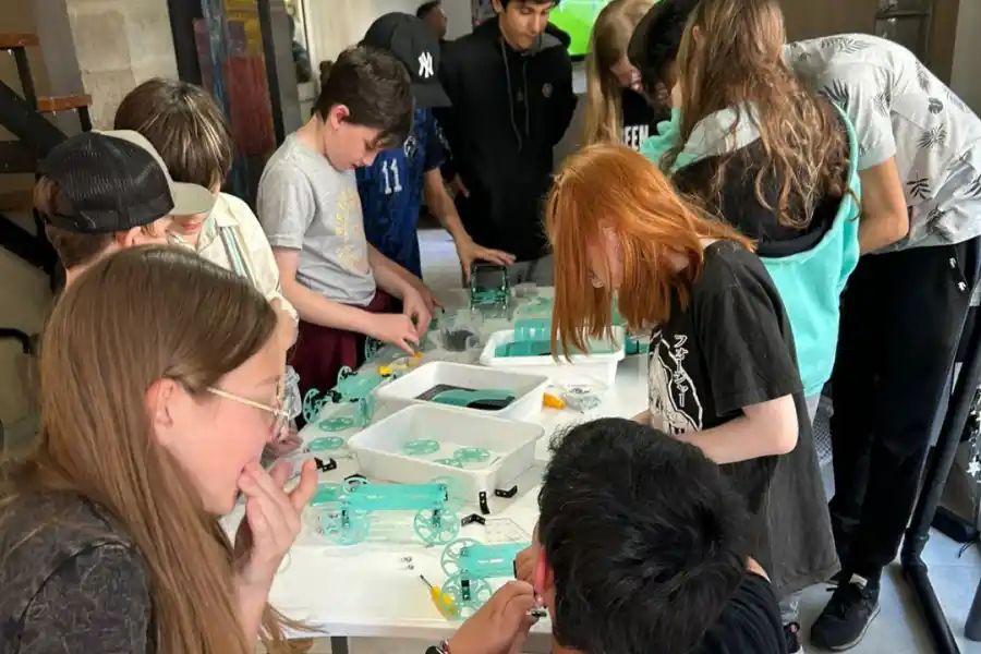 APRENDIZAJE EN MOVIMIENTO. Los chicos de la Academia en el taller de construcción. FACEBOOK Chalin Tech.