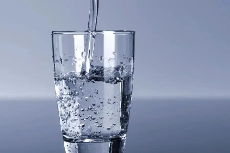 Beber agua puede llenar nuestro estómago.