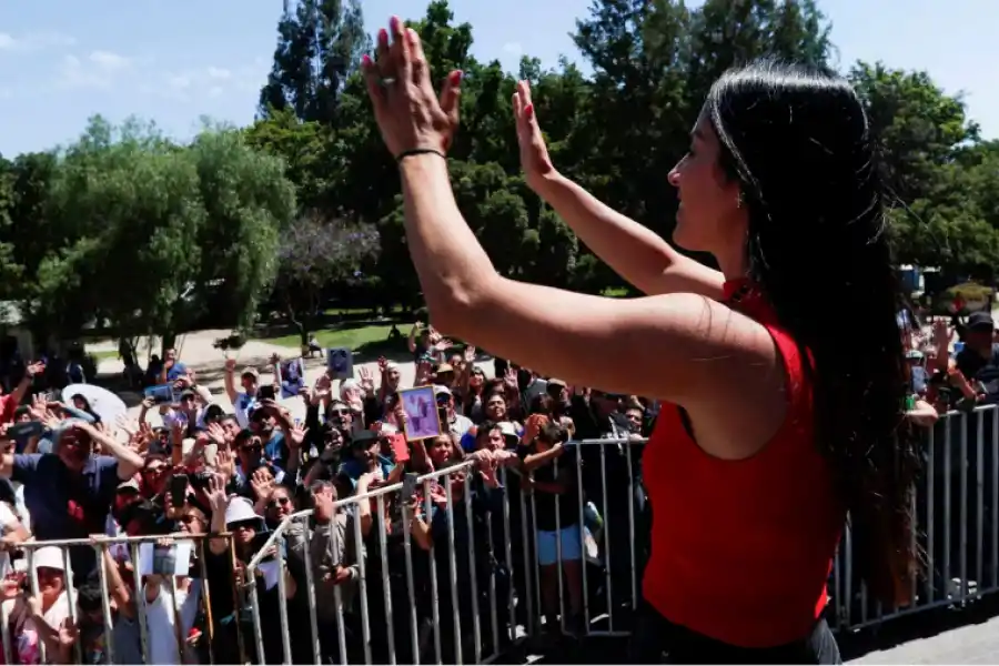Decenas de fieles recibieron a Leda en Chile.