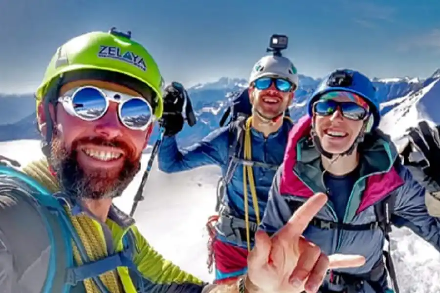 SU NUEVA VIDA. Zelaya Huerta posa con dos clientes a los que guió por una travesía en Eslovenia.