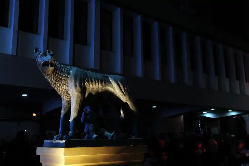 FUNDACIÓN DE ROMA. La clásica imagen de la Loba, Rómulo y Remo.