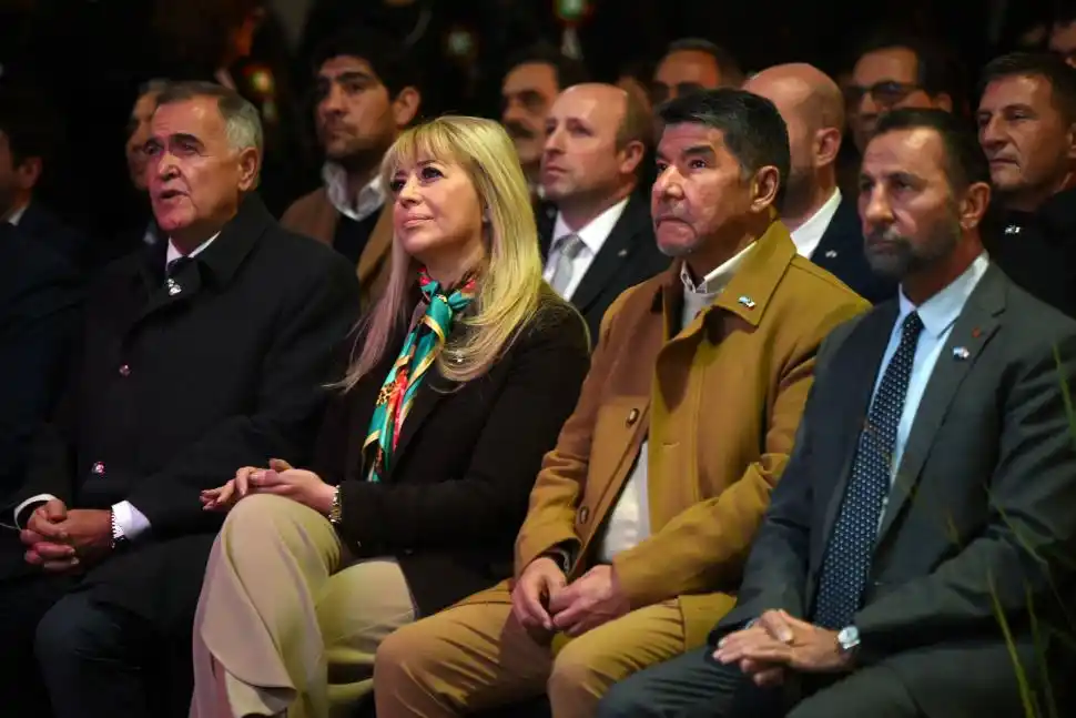AUTORIDADES. Jaldo, Chahla, Acevedo y Juri, en la primera fila.
