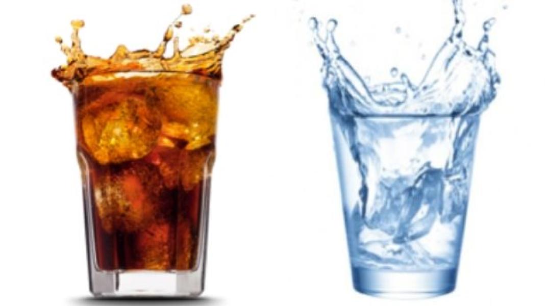 El agua es un mejor reemplazo de las bebidas azucaradas.