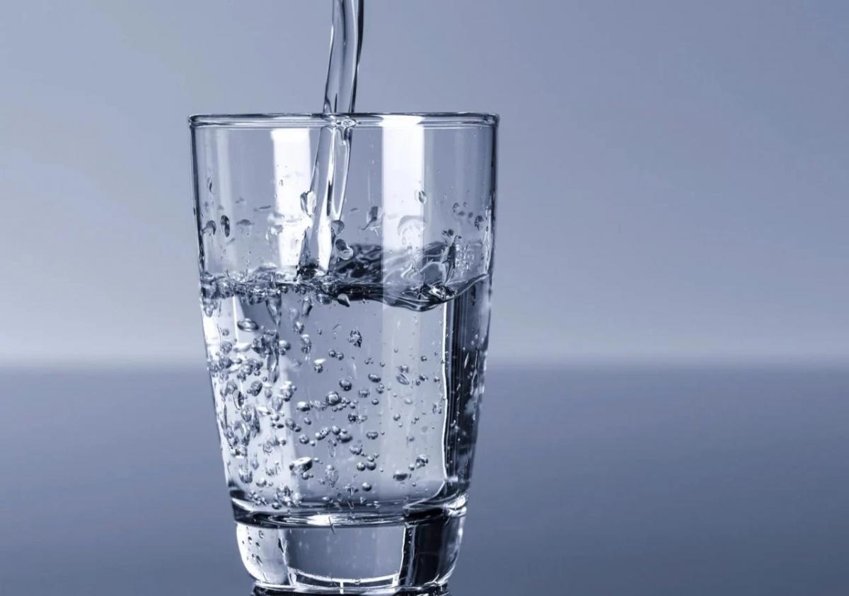 Beber agua puede llenar nuestro estómago.