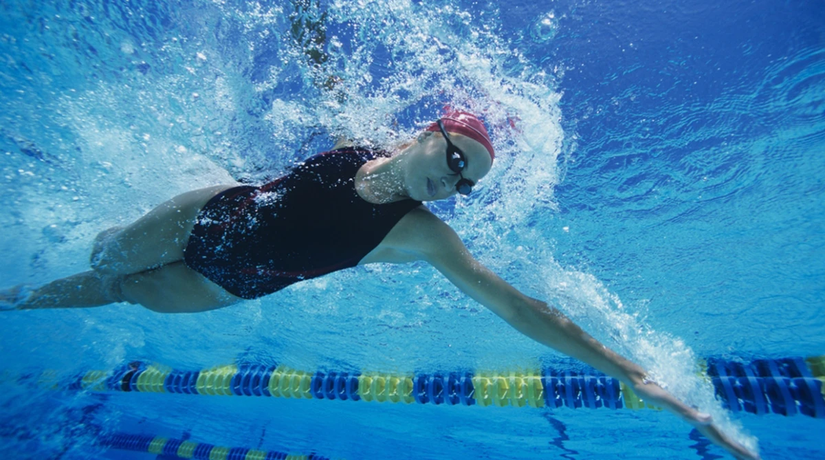 La natación es uno de los deportes que ayuda a ganar masa muscular.