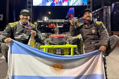 En la noche mexicana, por la montaña y desarmando su auto, completaron los 800 kilómetros de una de las carreras del Mundial del Desierto