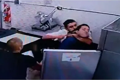 Video: un pastelero le puso un cuchillo en el cuello al cocinero en medio de una discusión