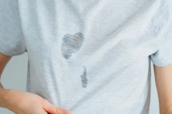 Cómo eliminar las manchas de aceite de tu ropa con estos tres trucos profesionales
