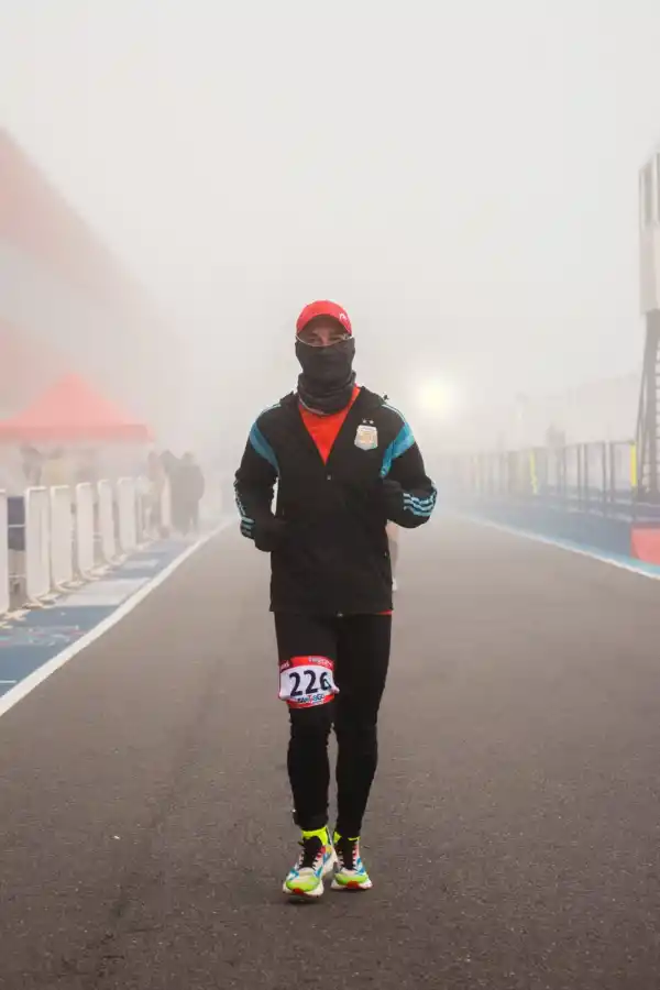 DURAS CONDICIONES. Durante las 24 horas de la Ultramaratón, Luciano López debió soportar temperaturas extremas.
