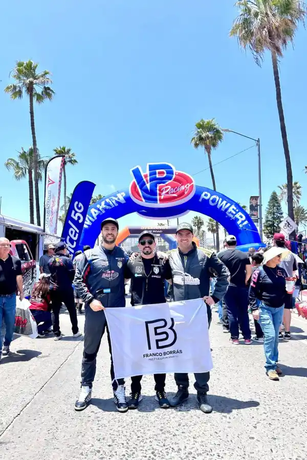 En la noche mexicana, por la montaña y desarmando su auto, completaron los 800 kilómetros de una de las carreras del Mundial del Desierto