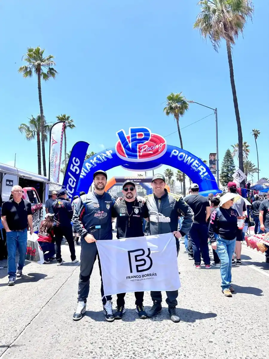 En la noche mexicana, por la montaña y desarmando su auto, completaron los 800 kilómetros de una de las carreras del Mundial del Desierto