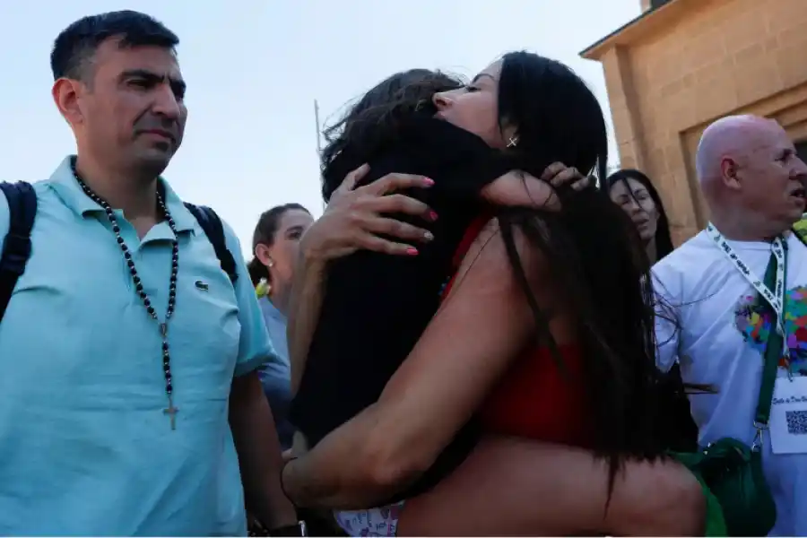 Fieles de todo el país visitan a Leda en Rosario.