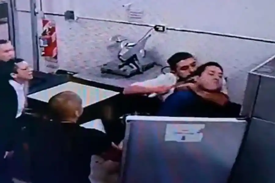 Tensión en un restaurante de Buenos Aires: un chef amenazó con un cuchillo a su empleado y quedó filmado