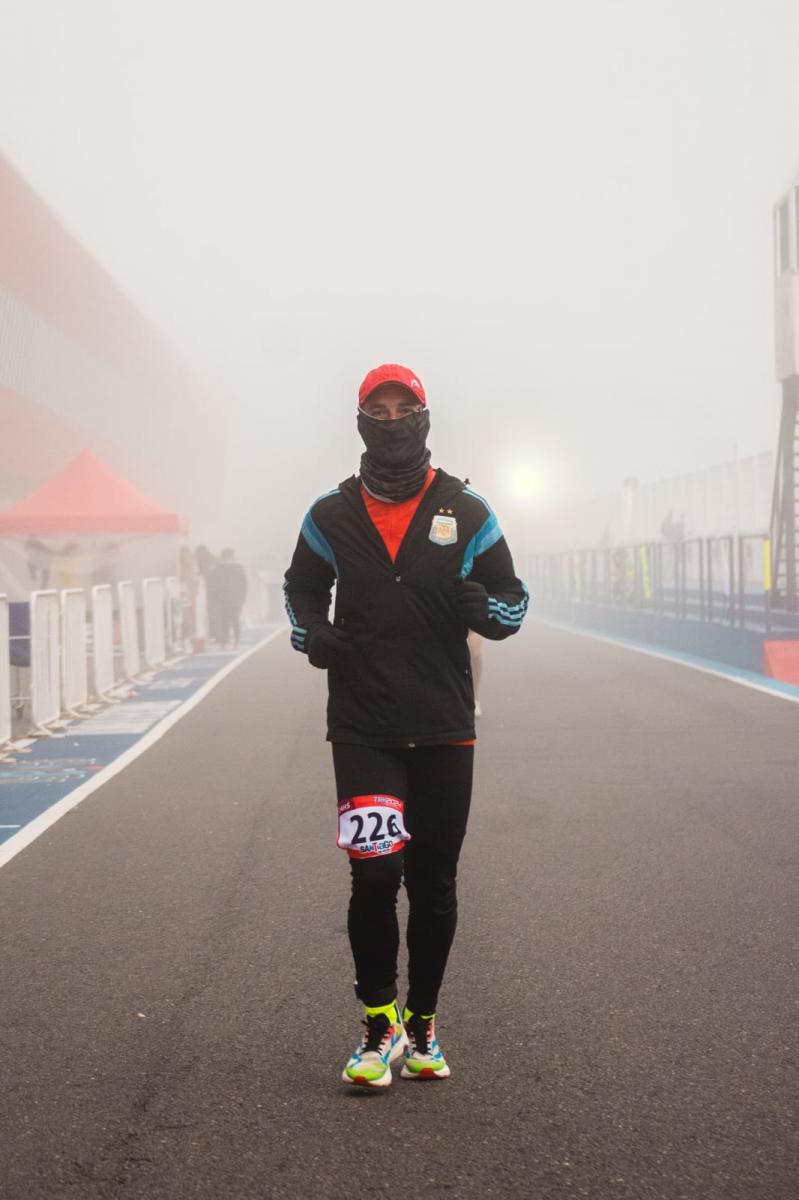 DURAS CONDICIONES. Durante las 24 horas de la Ultramaratón, Luciano López debió soportar temperaturas extremas.
