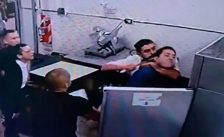 Tensión en un restaurante de Buenos Aires: un chef amenazó con un cuchillo a su empleado y quedó filmado