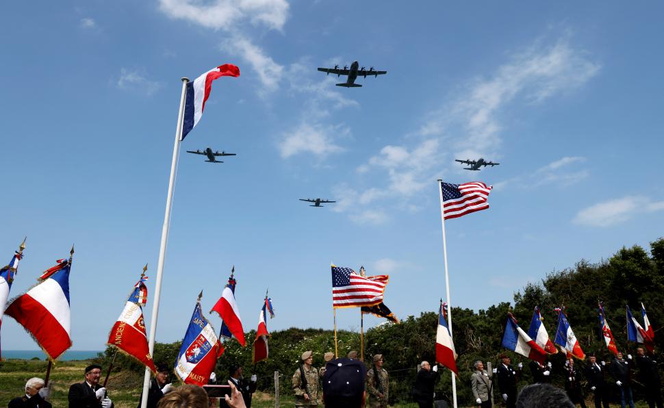 AÉREOS. Aviones Hércules sobrevuelan la colina “Pointe du Hoc”.