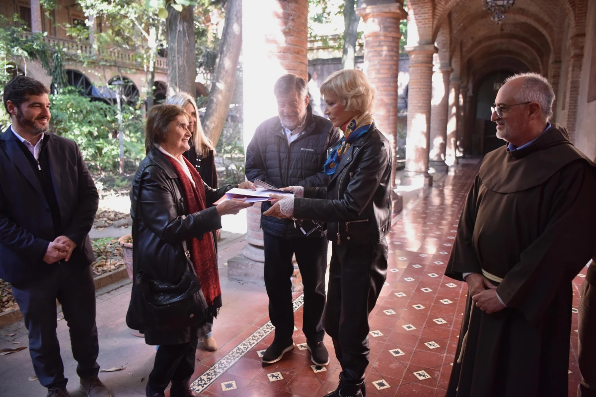 EN EL CLAUSTRO. Catalina Lonac, de Los Balcanes, entrega la donación a la arquitecta Olga Paterlini.