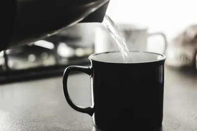 Agua tibia en ayunas: el secreto de los especialistas para perder peso