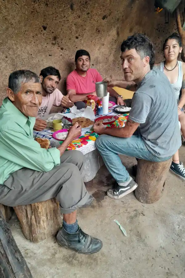 EN LA CUEVA. El domingo pasado, algunos familiares y amigos con Pedro Mamaní.