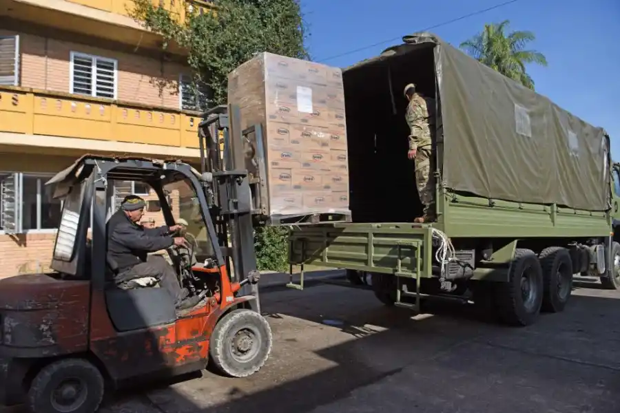 APOYO DEL EJÉRCITO. En Conin recibieron dos camiones cargados con 16 pallets de leche en polvo que estaban en los depósitos de Capital Humano. LA GACETA / FOTOs DE JUAN PABLO SANCHÉZ NOLI