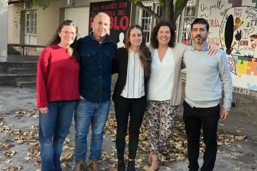 María Trinidad Buffo (centro) junto a su equipo de directores y evaluadores.
