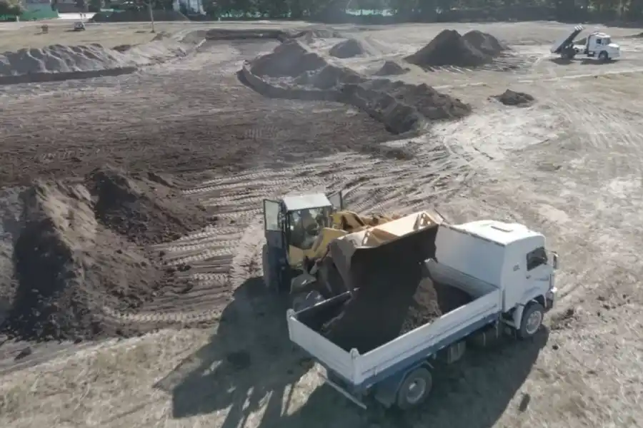 MOVIMIENTO DE TIERRAS. En el predio habrá una laguna de laminación para recibir los líquidos fluviales que luego serán utilizado para el riego de las canchas. Foto: Prensa Atlético.
