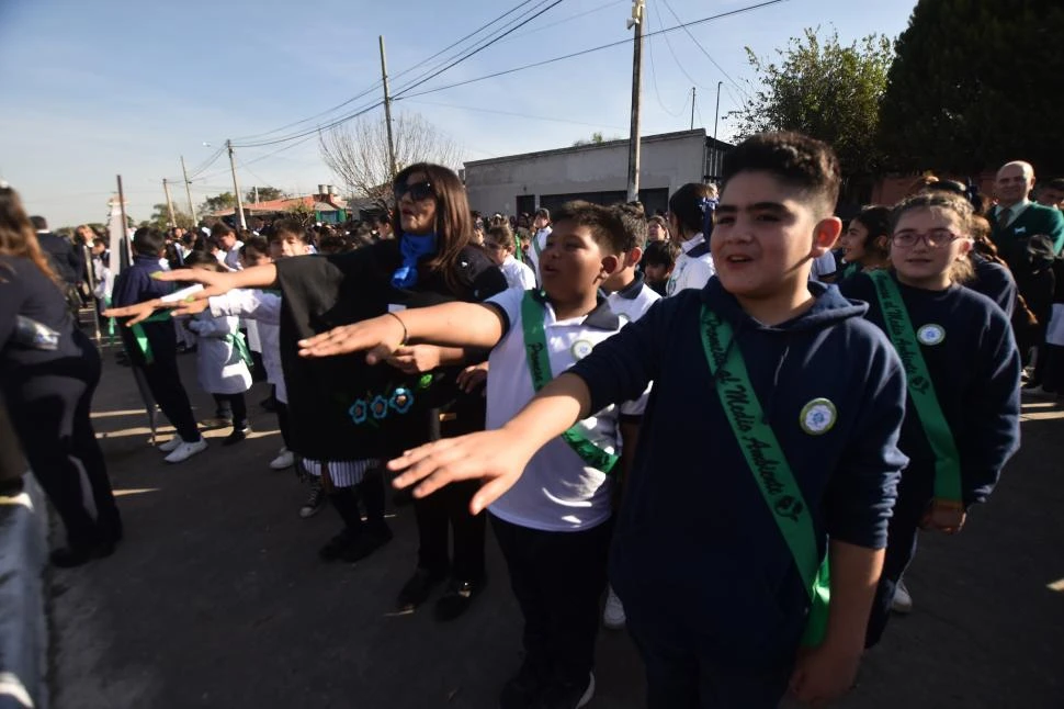 COMPROMISO Y EMOCIÓN. Los chicos de 5° grado, de barrios del sur de la capital, en el momento en que juraron por el medio ambiente, una ceremonia inédita en la provincia. 