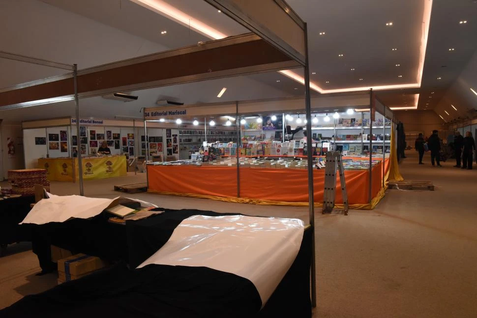 SEDE. Desde las 14 se podrá recorrer los puestos de la feria, que además de stands de libros, incluirá foodtracks, espectáculos y otras atracciones. 