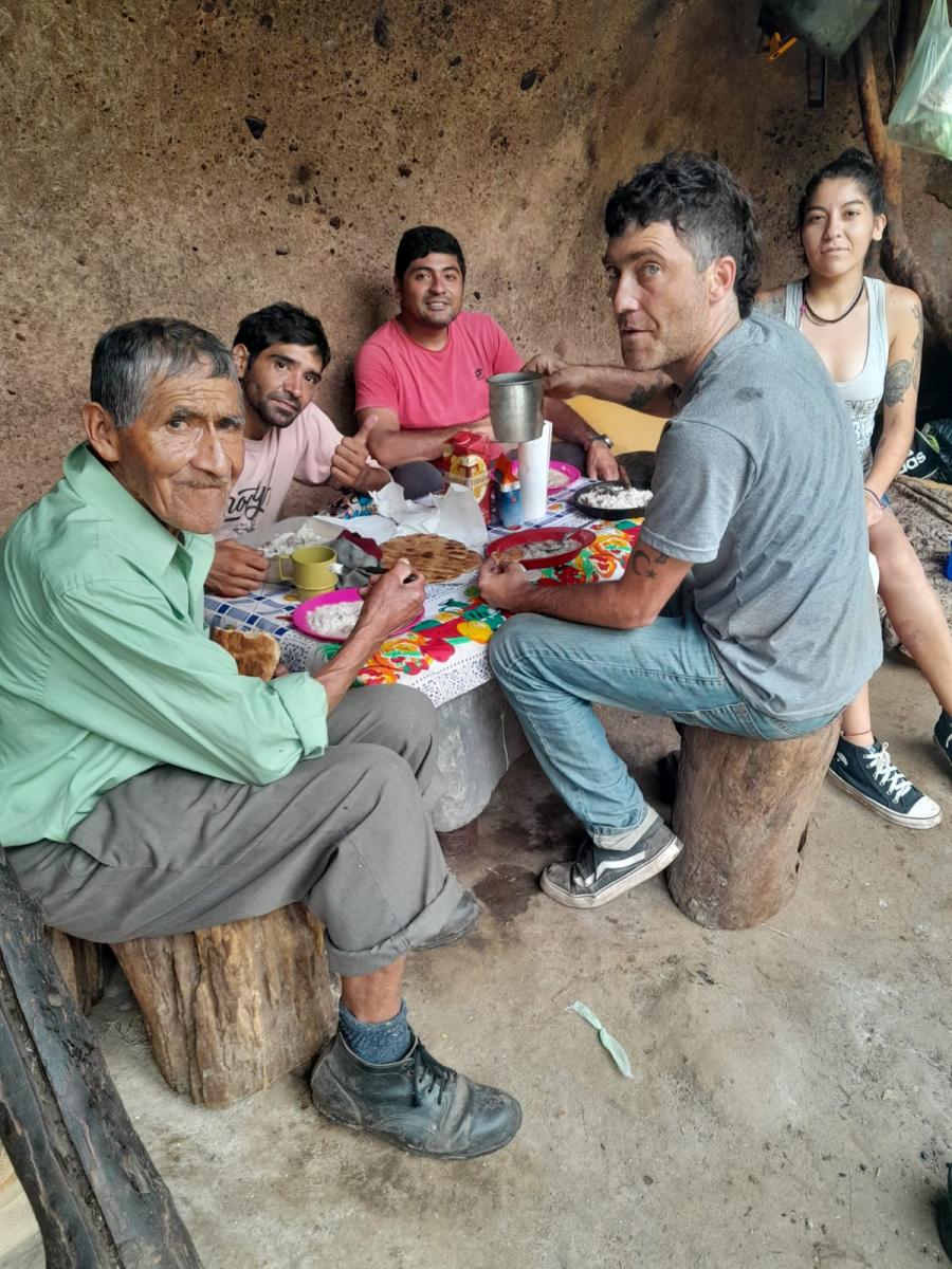 EN LA CUEVA. El domingo pasado, algunos familiares y amigos con Pedro Mamaní.
