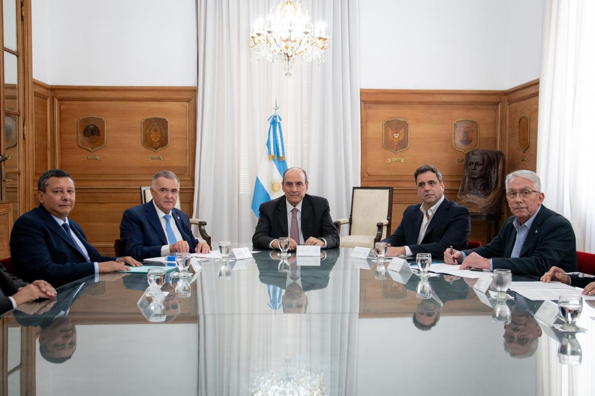 FIRMA DEL CONVENIO. Encuentro en la Casa Rosada, encabezado por Jaldo y por Francos. Foto de Comunicación Pública