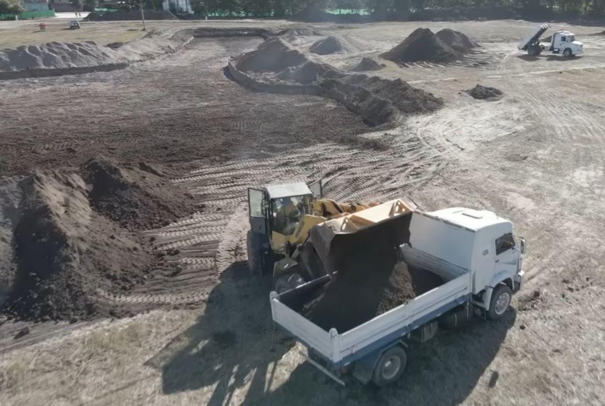 MOVIMIENTO DE TIERRAS. En el predio habrá una laguna de laminación para recibir los líquidos fluviales que luego serán utilizado para el riego de las canchas. Foto: Prensa Atlético.