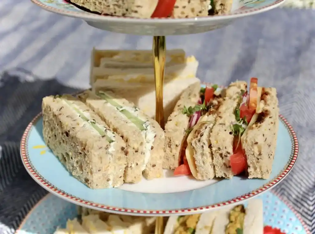 High tea inglés y los finger sandwich