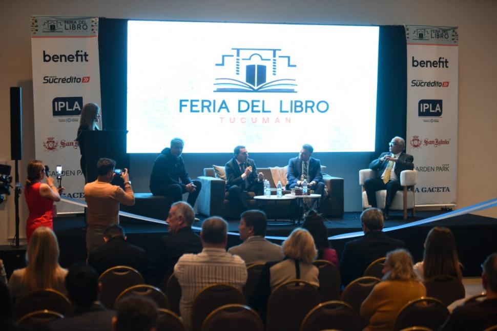 PRESENTACIÓN. Barreto, Anchorena, Albarracín y García, durante el acto realizado en el salón principal. asdfasdf asdfasdfasdfasdf