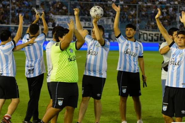 En Atlético Tucumán rompen las barreras con su equipo de fútbol para ciegos
