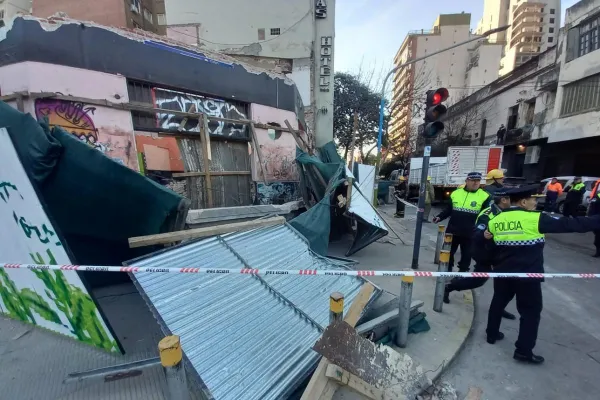 Video: así fue el momento del derrumbe de un edificio en demolición en Corrientes al 900