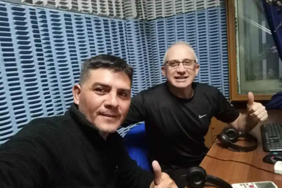 EN SU NUEVA CASA. Daniel Bini (derecha) en los estudios de Antena Ocho, donde lleva adelante su tarea periodística, posa junto a uno de sus compañeros.