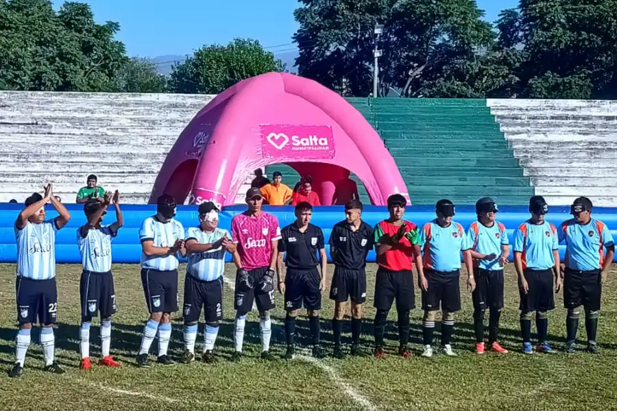 En Atlético Tucumán rompen las barreras con su equipo de fútbol para ciegos
