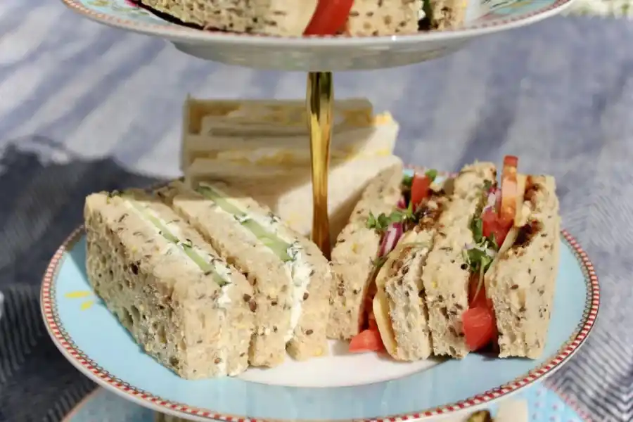 High tea inglés y los finger sandwich