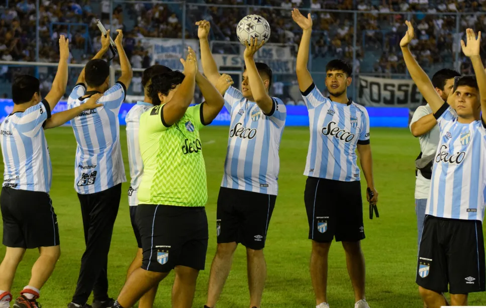 En Atlético Tucumán rompen las barreras con su equipo de fútbol para ciegos