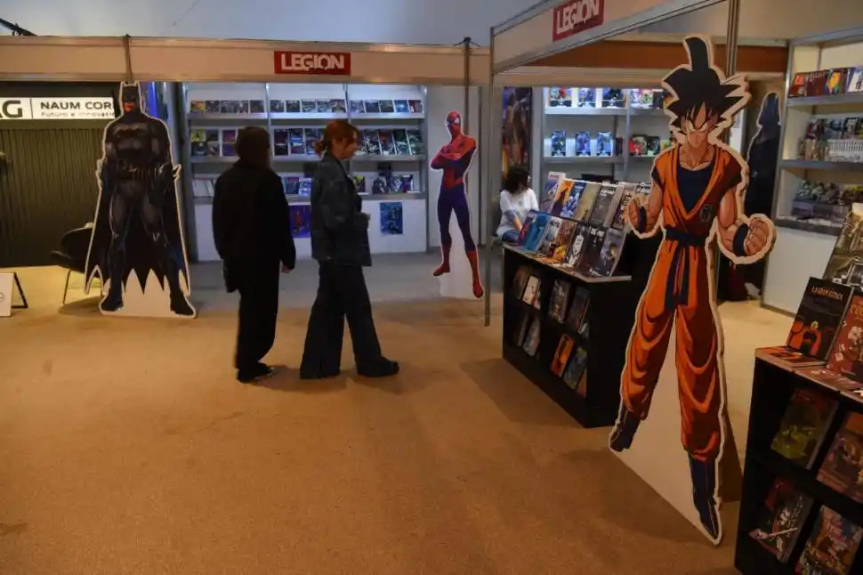 UN LUGAR PARA EL COMIC Y EL MANGA. Chicos (y no tan chicos) se sacaron fotos con las gigantografías.