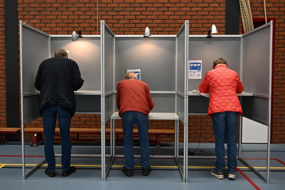POR PAÍS. Ciudadanos neerlandeses votan para elegir diputados al Parlamento Europeo en Países Bajos. 