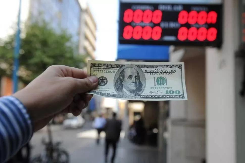 El dólar blue retomó la tendencia alcista en el cierre de la semana y alcanzó los $1.265