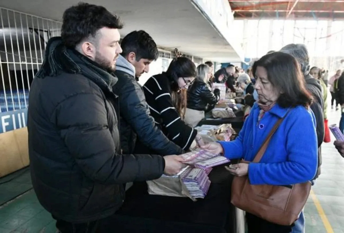 Transporte público: los jubilados de capital podrán retirar el boleto gratuito hasta el lunes