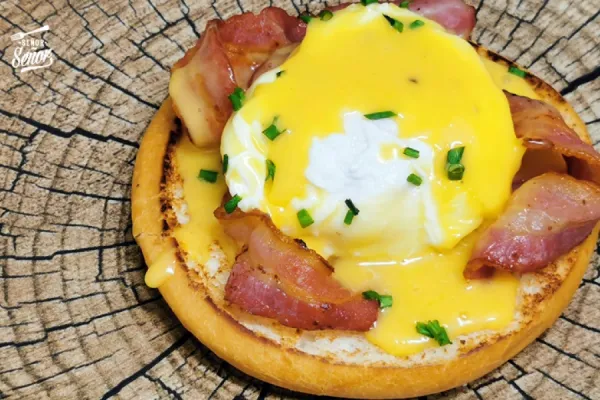 Un brunch original para la merienda: huevos benedictinos con salsa holandesa
