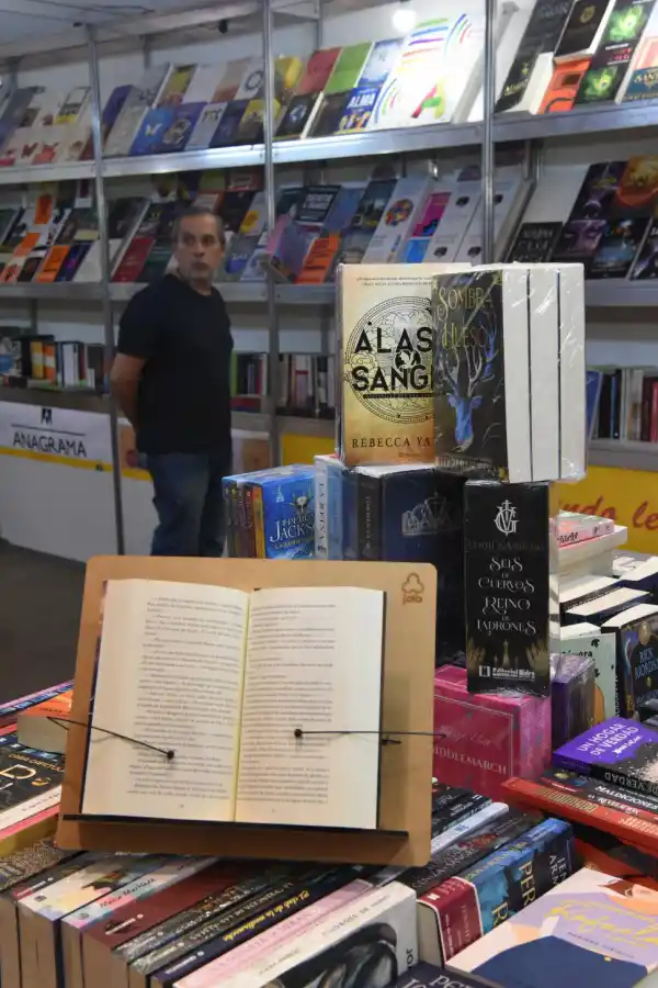 EN EXPOSICIÓN. Decenas de editoriales llevaron sus libros a la feria.